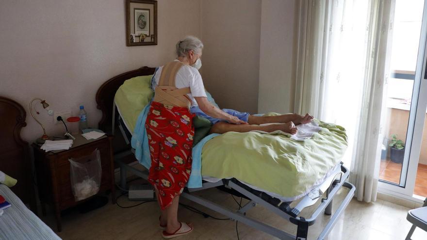 Valencia. Una señora mayor de mas de 70 años que esta enferma y tiene que cuidar a su tia de 92 años muy enferma y en cama, solo tienen la ayuda de una cuidadora dos horas al dia.