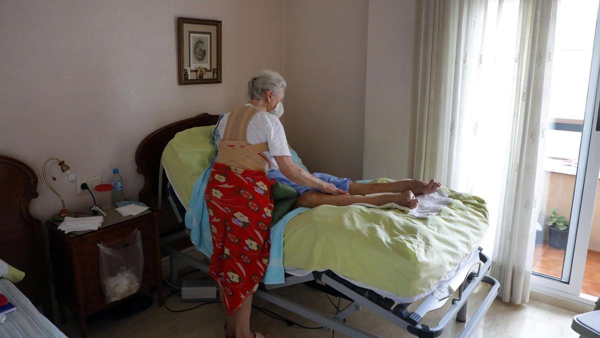 Valencia. Una señora mayor de mas de 70 años que esta enferma y tiene que cuidar a su tia de 92 años muy enferma y en cama, solo tienen la ayuda de una cuidadora dos horas al dia.