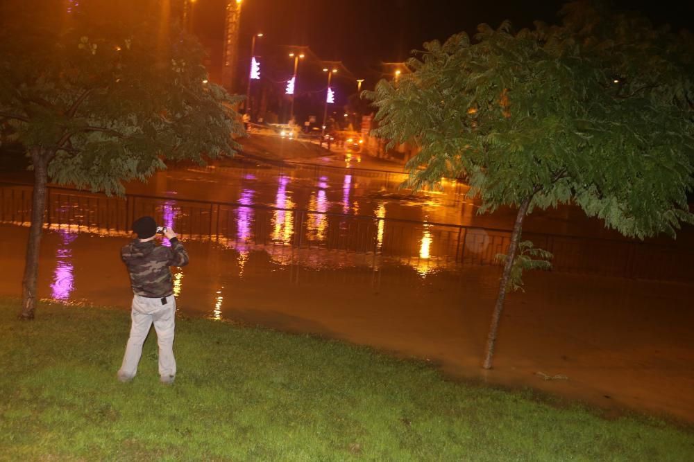 El agua se desborda en Puente del Rey