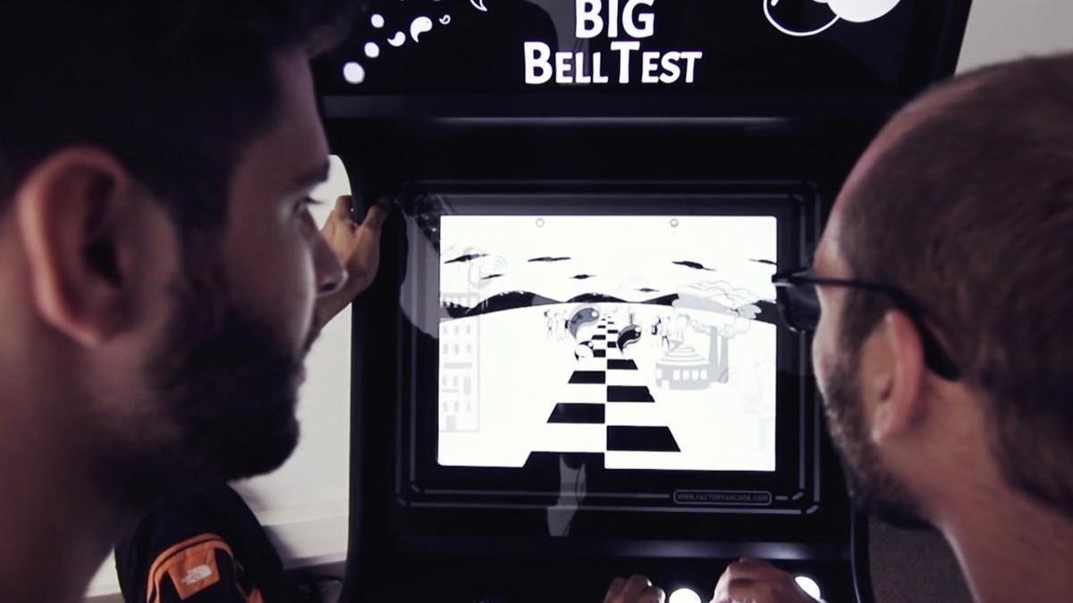 Dos usuarios juegan en noviembre de 2016 con el videojuego Big Bell Test  un experimento participativo que ha implicado a mas de 100 000 personas para poner en tela de juicio la vision de la realidad de Einstein