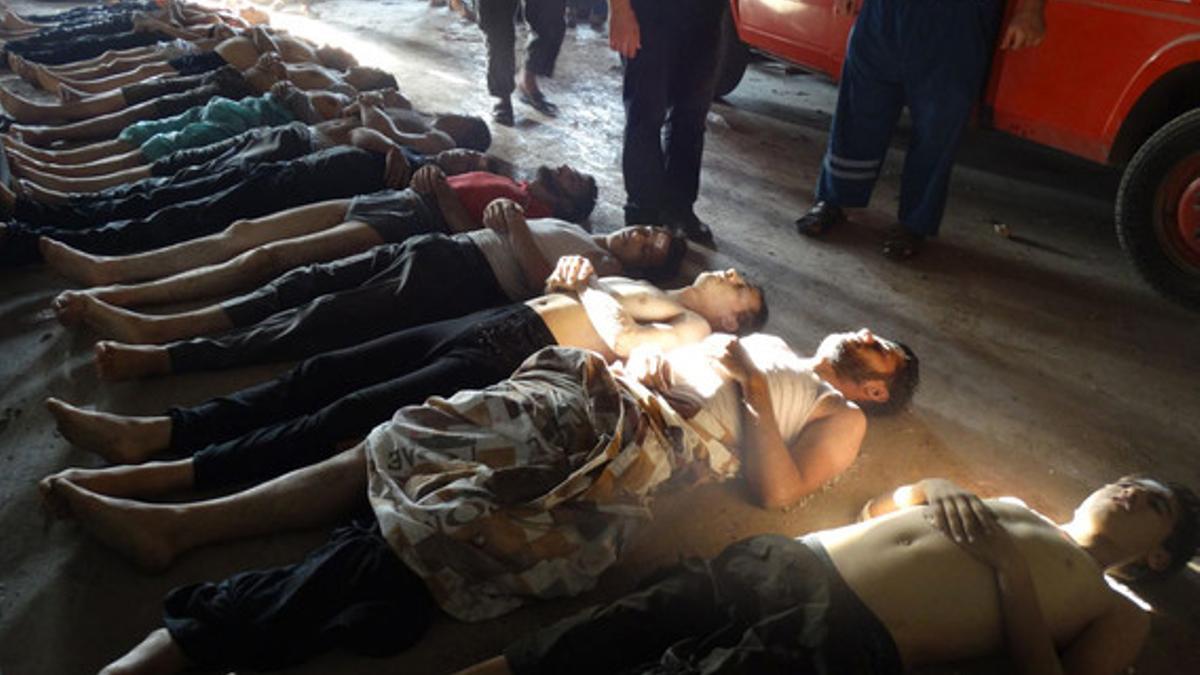 Una fila de cuerpos de supuestas víctimas del ataque con armas químicas.
