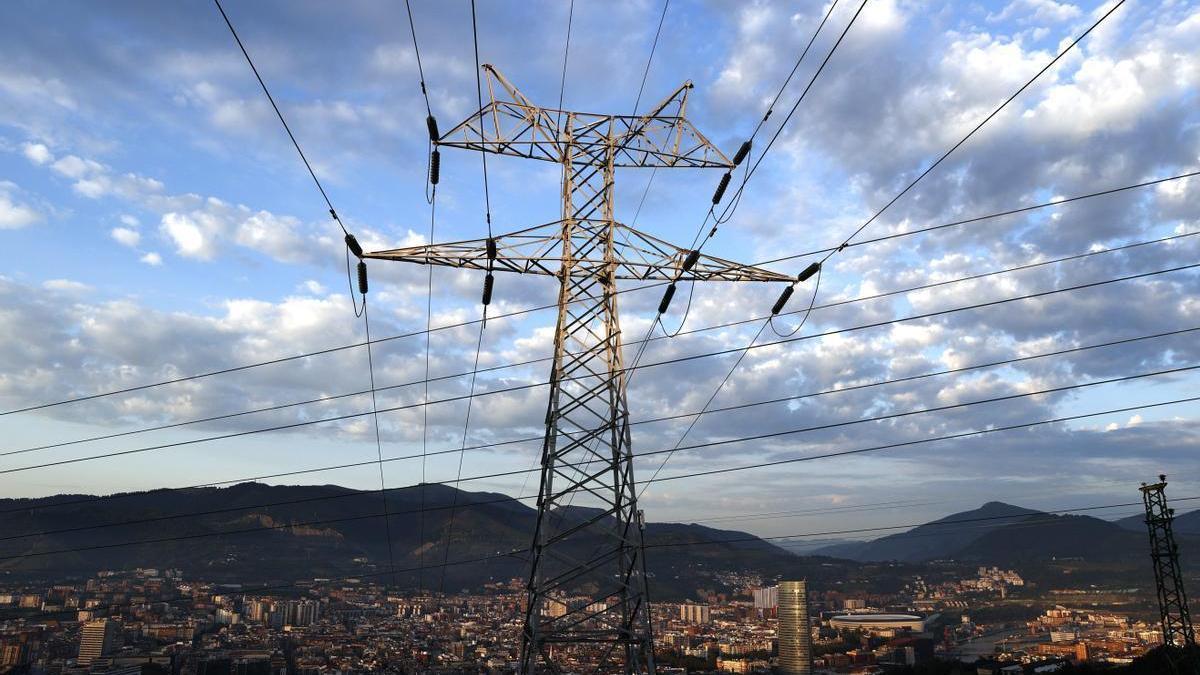 Una torre de transporte de energía.