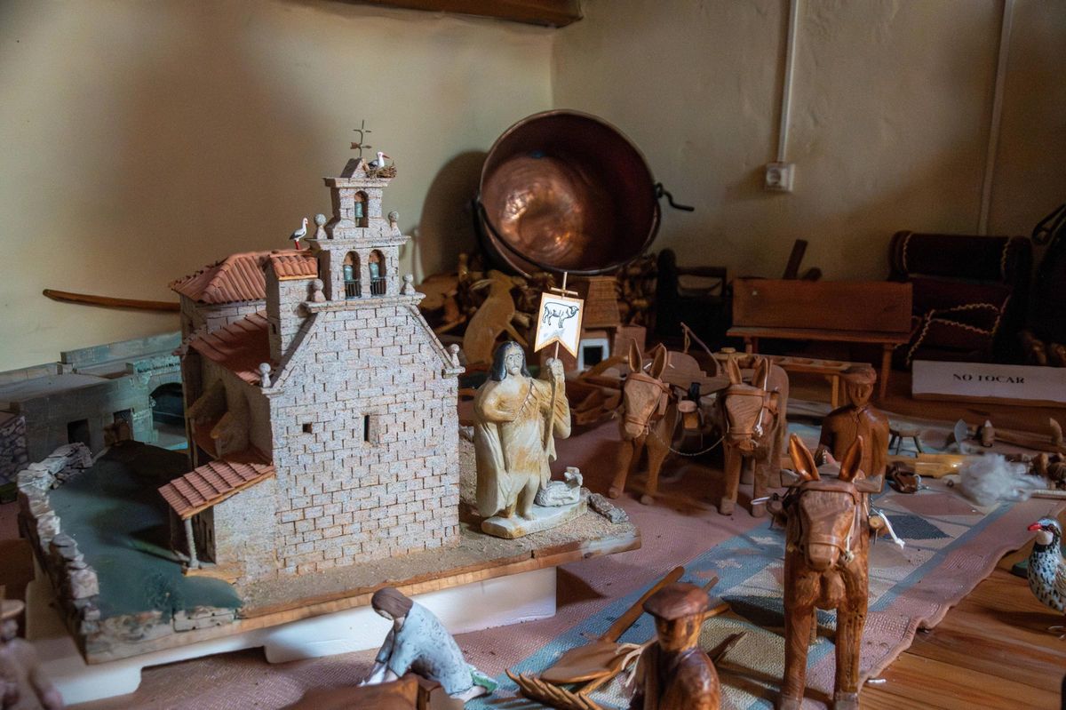 Figuras realizadas por Pepe Muelas, entre ellas la iglesia de Almeida