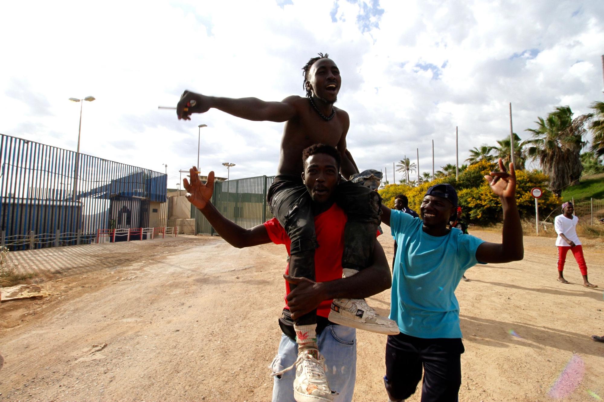Varios migrantes tras lograr acceder a Melilla por el paso fronterizo del Barrio Chino