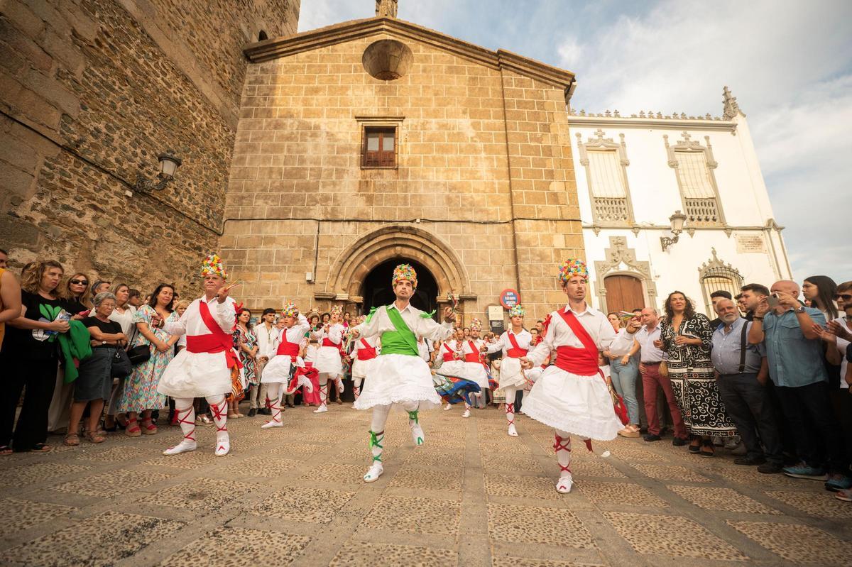 Los Danzaores, declarados Bien de Interés Cultural de Extremadura, protagonizan una de las celebraciones más antiguas y singulares de la localidad.