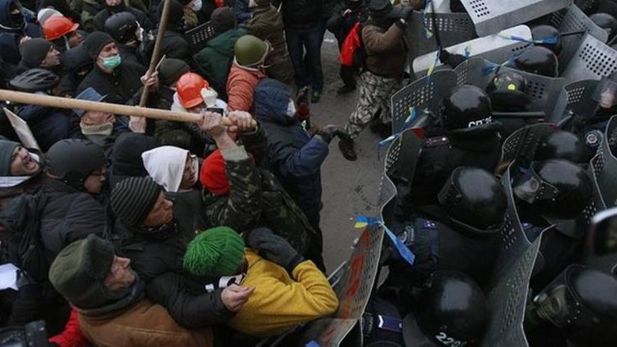 Manifestantes y policías se enfrentan junto a la sede del Gobierno ucraniano