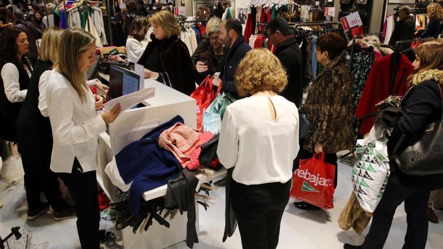 Clientes de compras en un centro de El Corte Inglés en Galicia.