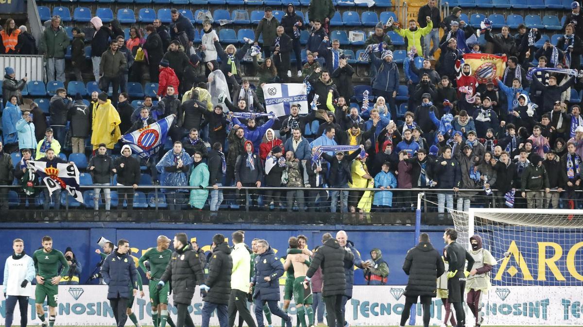 Los aficionados del Espanyol, en la grada del Villarreal, en 2020.