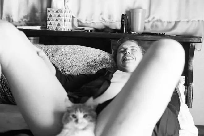 Viral | Una pareja adopta un gato y simula el parto en Facebook