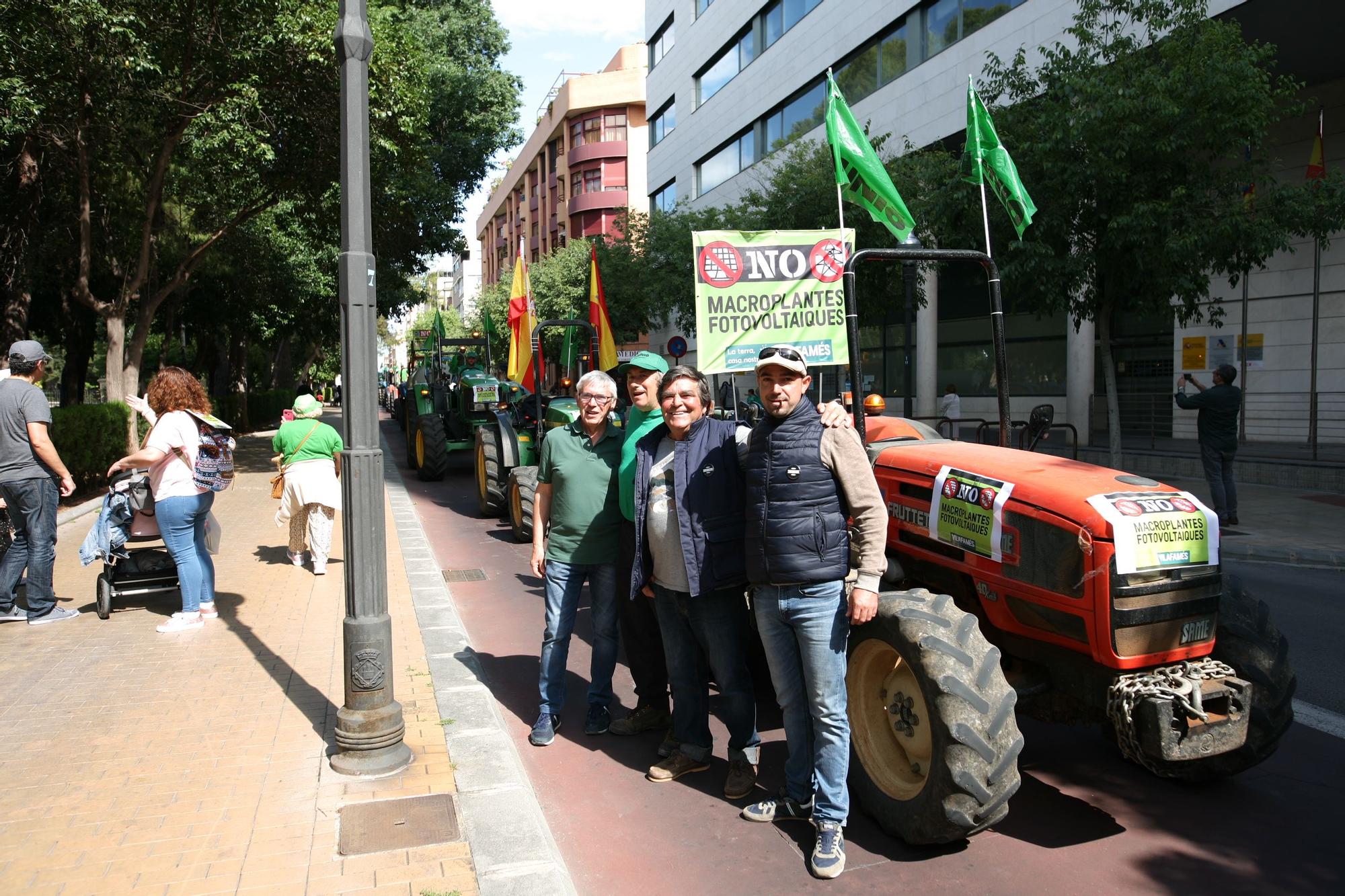 Una marea verde de 52 tractores y 700 personas grita en Castelló no a las macroplantas solares