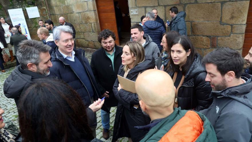 Alcaldes y cargos del PSOE, a las puertas de la sede de la Mancomunidade.