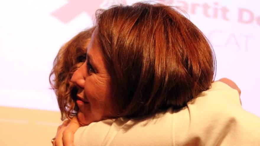 L&#039;alcaldessa s&#039;abraça a la presidenta de la secció local del PDECAT Maria Àngels Planas.