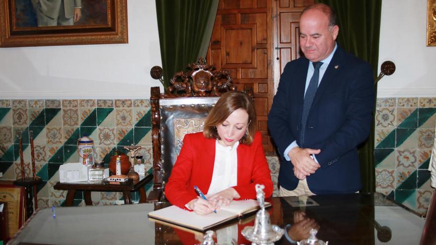 Navarro firmó en el libro de honor de la ciudad de Antequera.