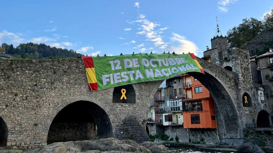 Vox desplega una pancarta de 30 metres amb la bandera espanyola a Camprodon