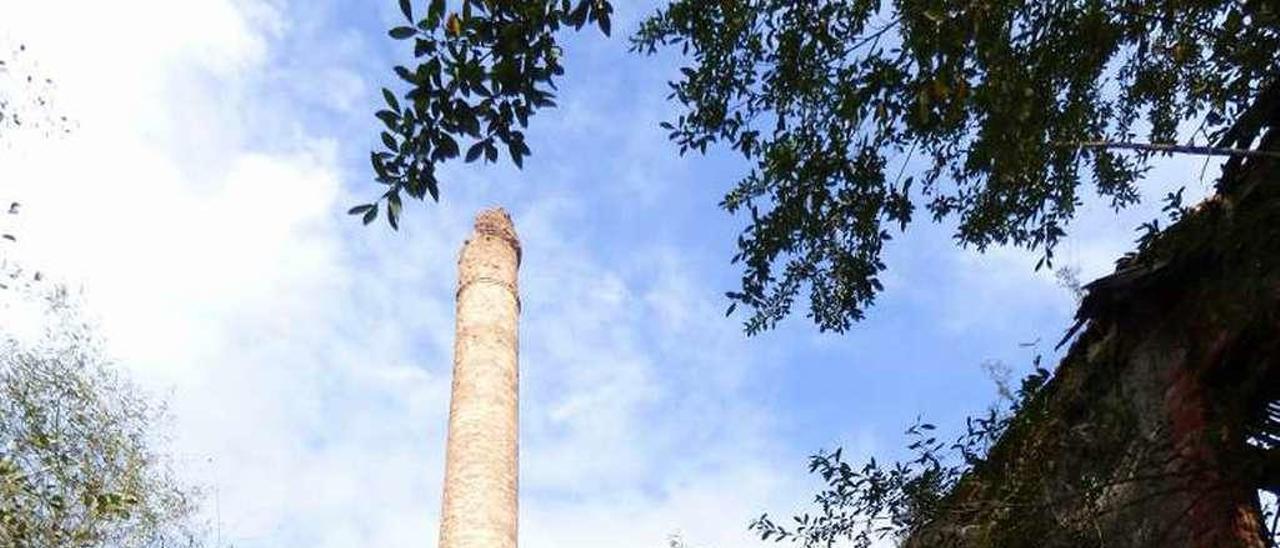 Estado que presentan la chimenea y la edificación anexa.