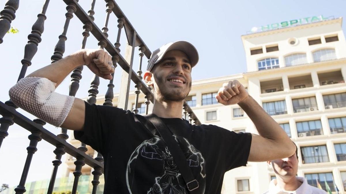 Pablo Ráez, el joven que precisa un trasplante de médula, a su salida del hospital el pasado agosto.