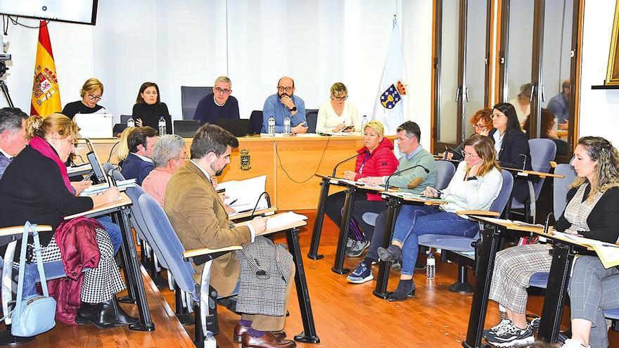 Imagen de la sesión plenaria celebrada en Ames en la que se votó un suplemento de crédito para subir los sueldos. Foto: CA