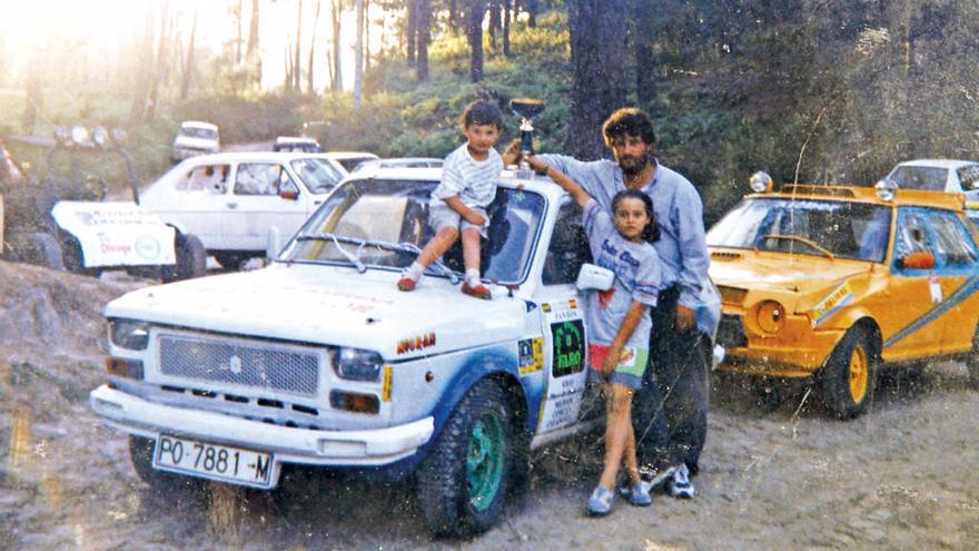 Prado, de niño, con su padre y su hermana. // FdV