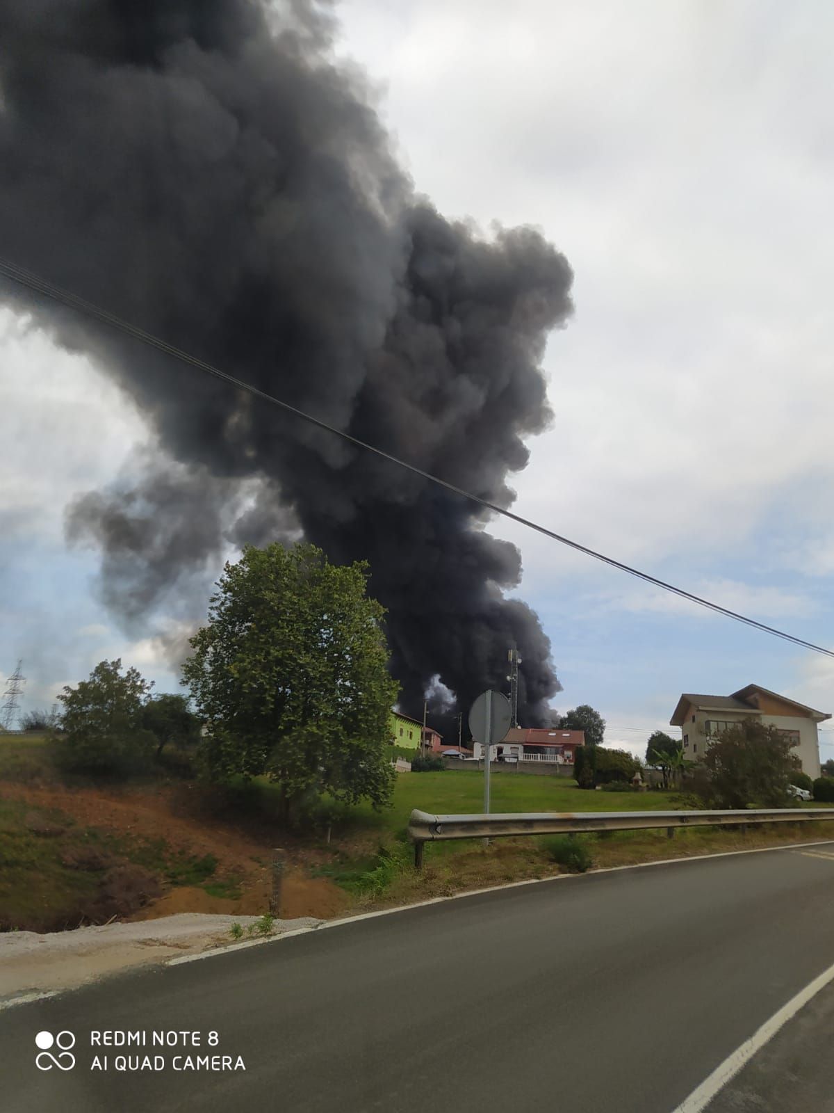 Alarma por un gran incendio en una nave de reciclaje en Llanera