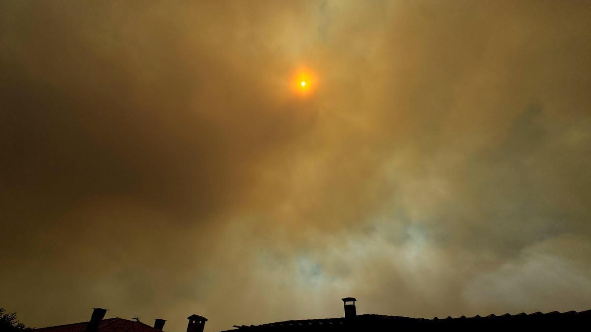 Desalojo  de vecinos y ancianos de una residencia en Navas del Rey, por la proximidad de incendios en la zona.
