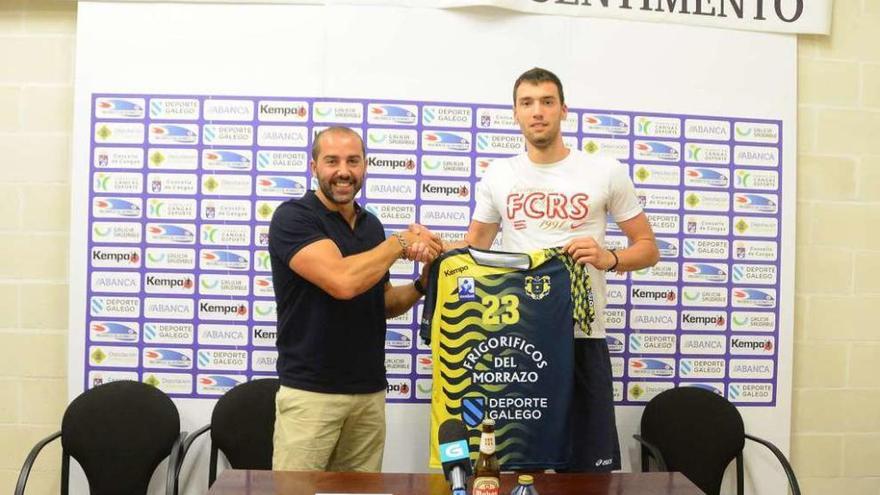 Nikola Milosevic posa con la camiseta del Frigoríficos junto a Óscar Fernández. // Gonzalo Núñez