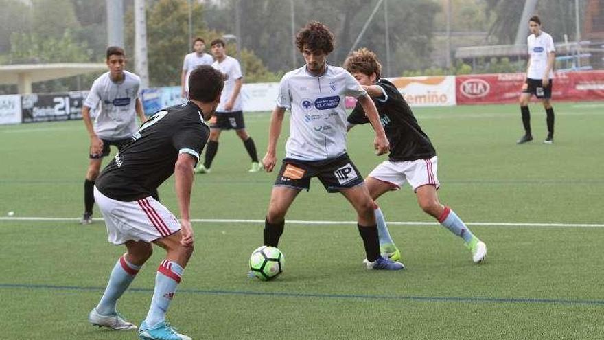 Un jugador del Ourense controla un balón ante el Celta. // I.Osorio