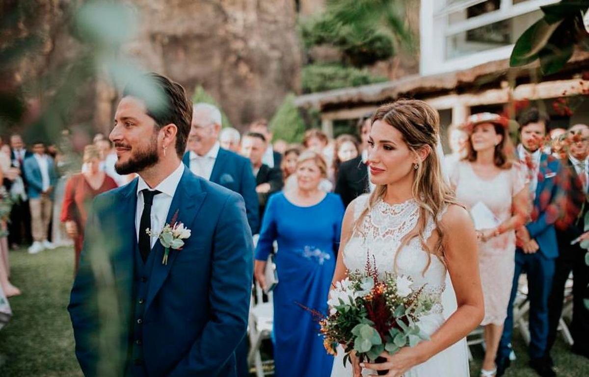 El detalle floral de la solapa de Manuel, a juego con el ramo de novia de Almudena