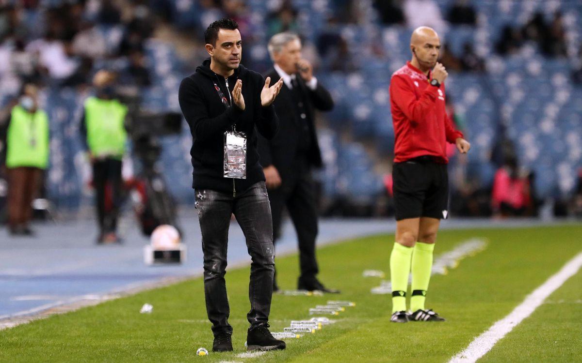 Xavi da instrucciones en la semifinal de la Supercopa de España contra el Madrid en Riad.