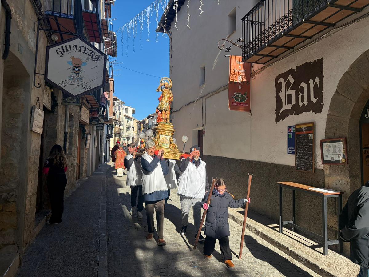 Procesión con la imagen del patrón por las calles del casco histórico de Morella.