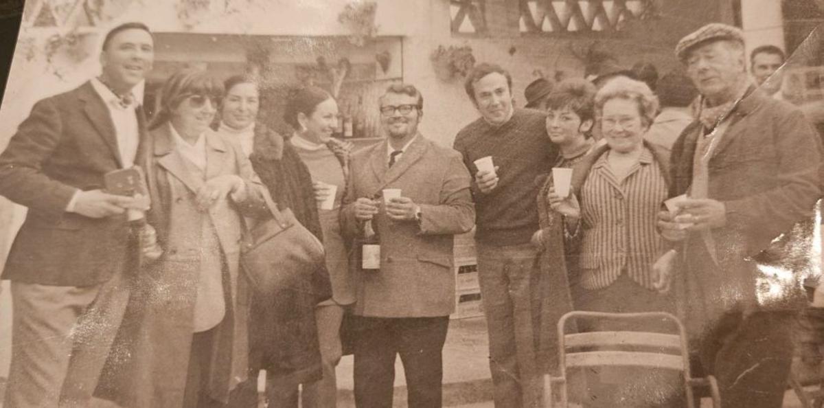 Encuentro taurino en Benidorm. Desde la izda.: Matías, Marien, amiga de la familia, Luis Alegre, Antonio Neira y José Barceló con sus respectivas esposas. | FAMILIA MÉNDEZ-HERNÁNDEZ