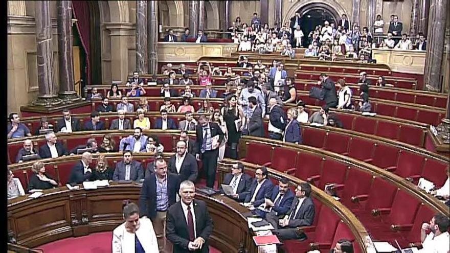 El Parlament aprueba el plan de desconexión pese al veto del TC