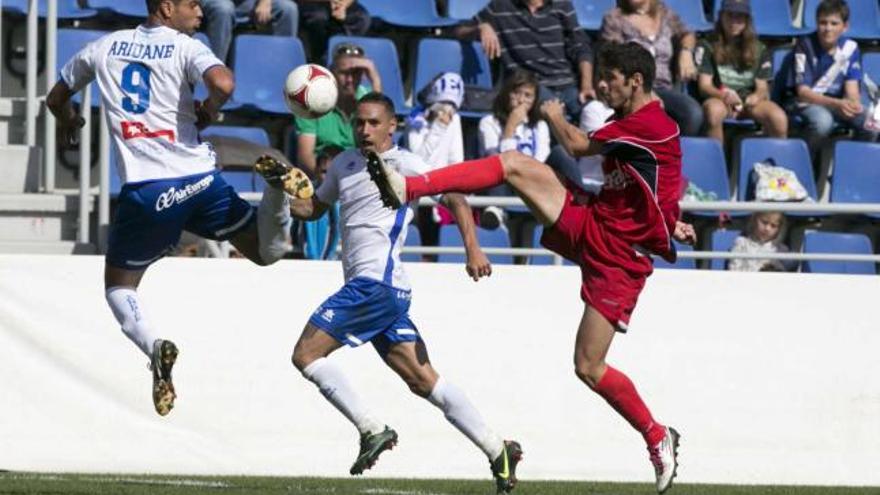 Pablo Hernández disputa un balón con Aridane.