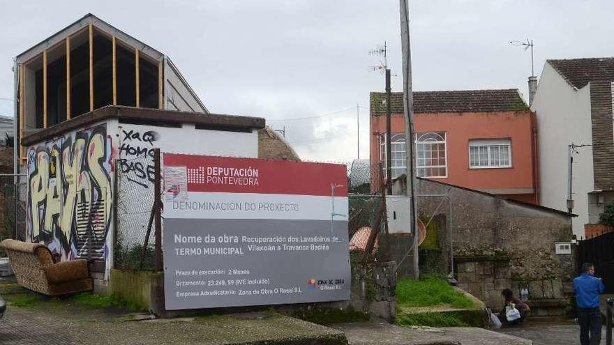 El transformador de Fenosa junto a las obras de la escuela infantil de Vilaxoán. // Noé Parga