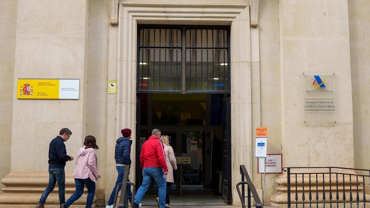 Contribuyentes en la sede de la Delegación Especial de la Agencia Tributaria en Sevilla.