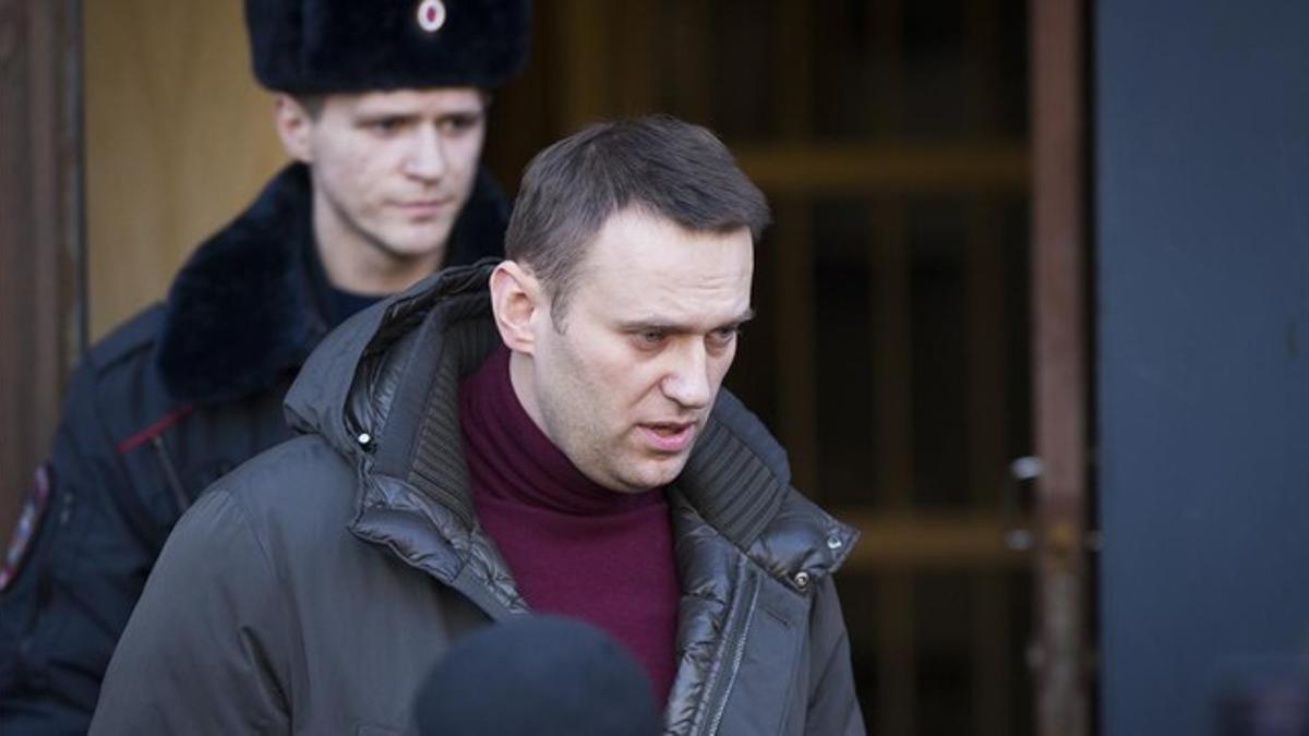 Navalny sale del tribunal de Moscú que lo sentenció a siete días de cárcel el pasado martes.