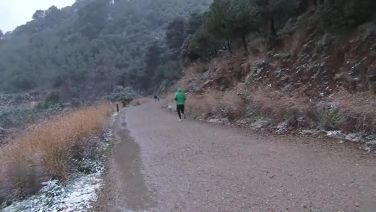 La neu arriba a la Carretera de les Aigües