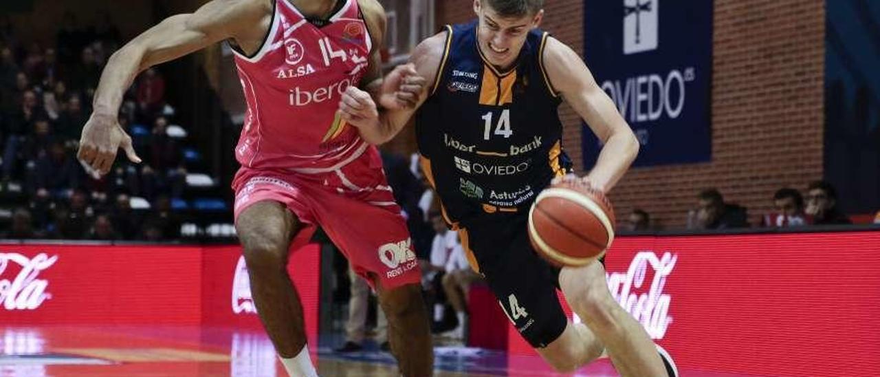 Davis Geks, con el balón, defendido por Gilbert en el encuentro del Oviedo ante el Palma en Pumarín.