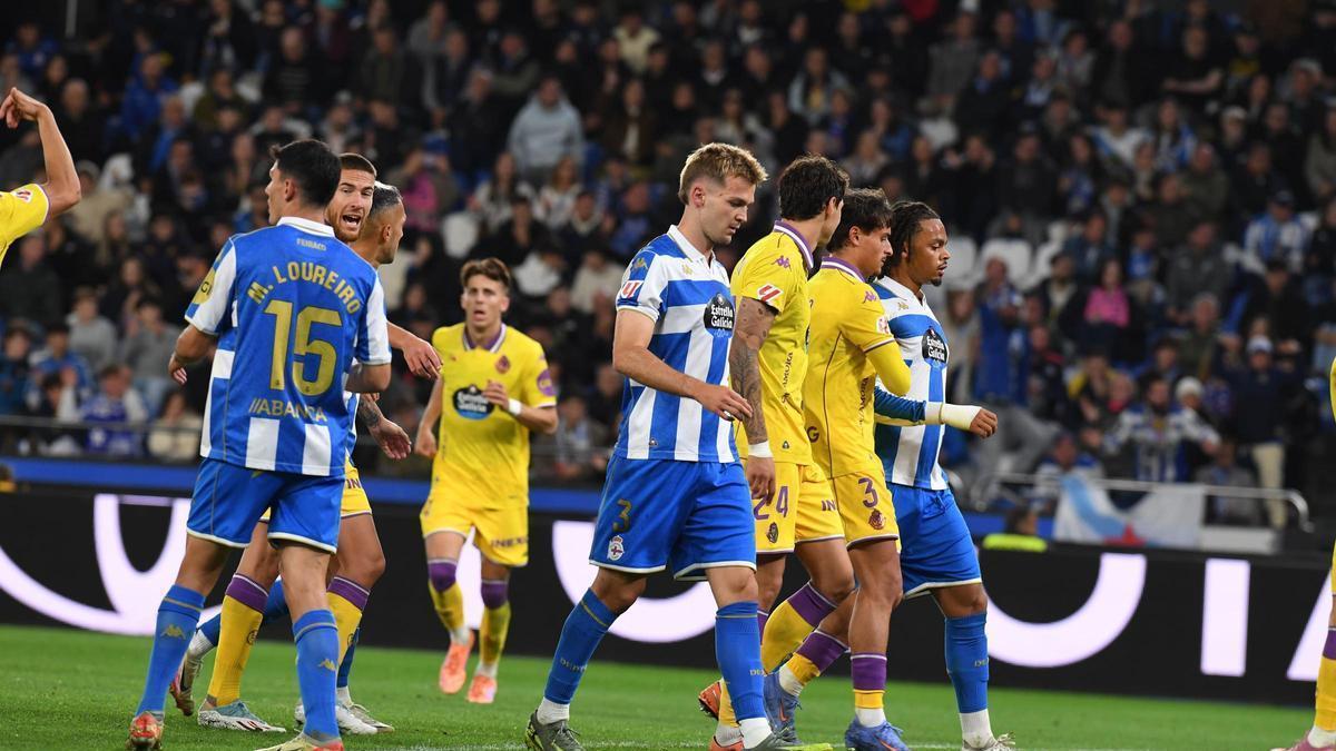 Un lance entre el Deportivo y el Valladolid en la primera vuelta.