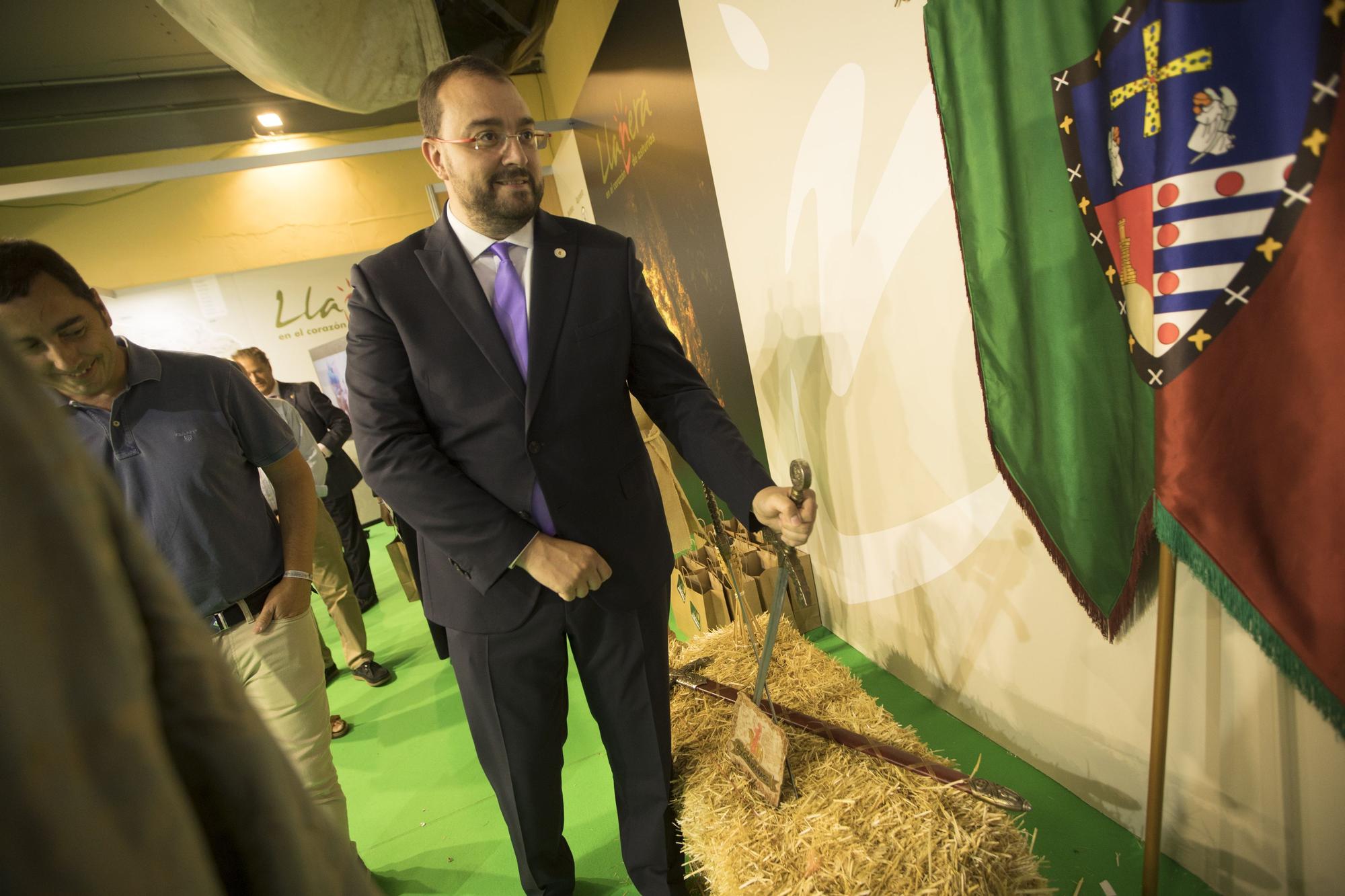 En imágenes: La visita de Adrián Barbón a la Feria de Muestras