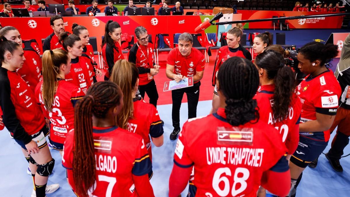 Ambros Martín da instrucciones a las Guerreras