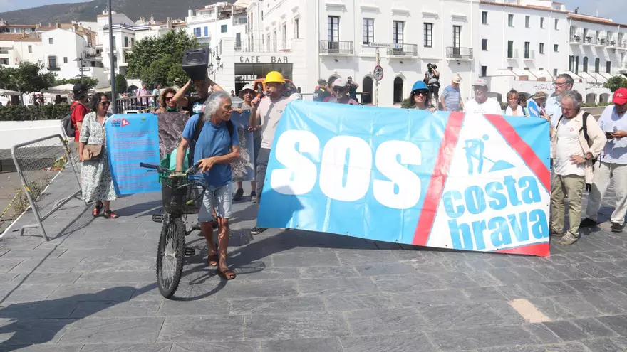 SOS Costa Brava protesta contra l'especulació urbanística a Cadaqués amb una passejada reivindicativa