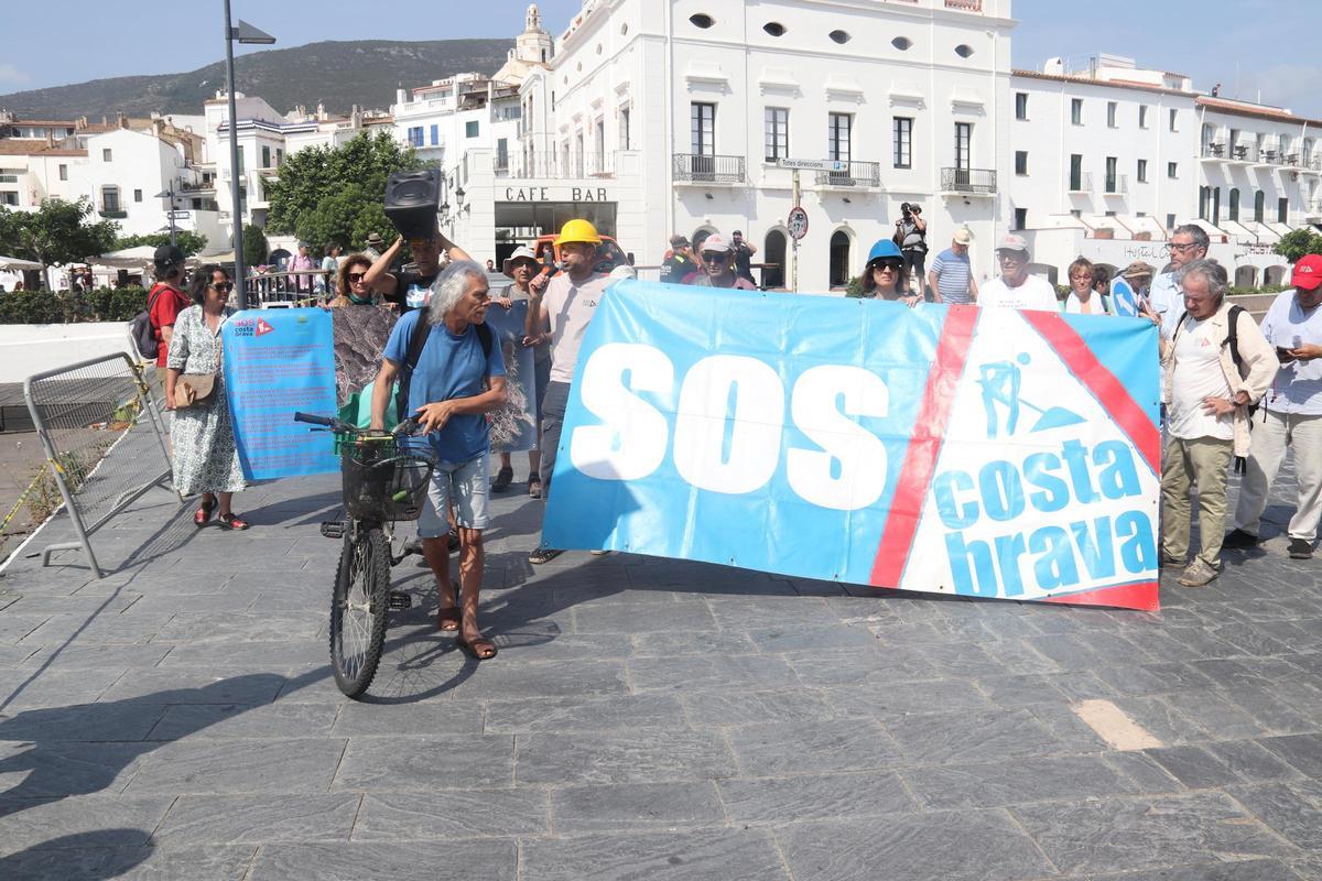 Membres de SOS Costa Brava es manifesten a Cadaqués