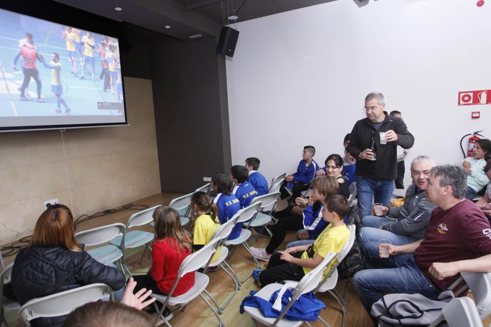 Els aficionats, seguint el partit, a Sarrià de Ter.