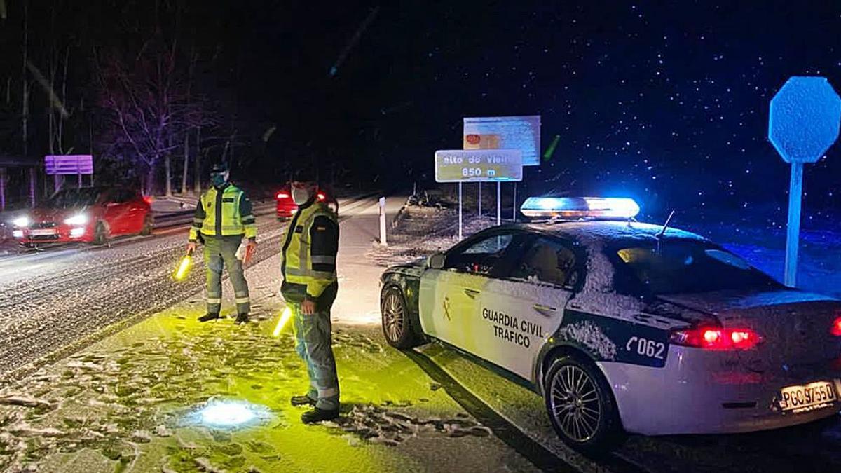 Una patrulla de la Guardia Civil controla el tráfico en Alto do Vieiro, en Ourense. |   // G. C.