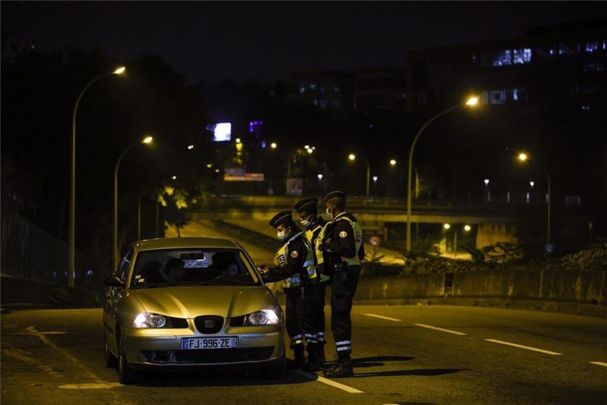 La Policía de Francia vigila durante el toque de queda por el coronavirus.