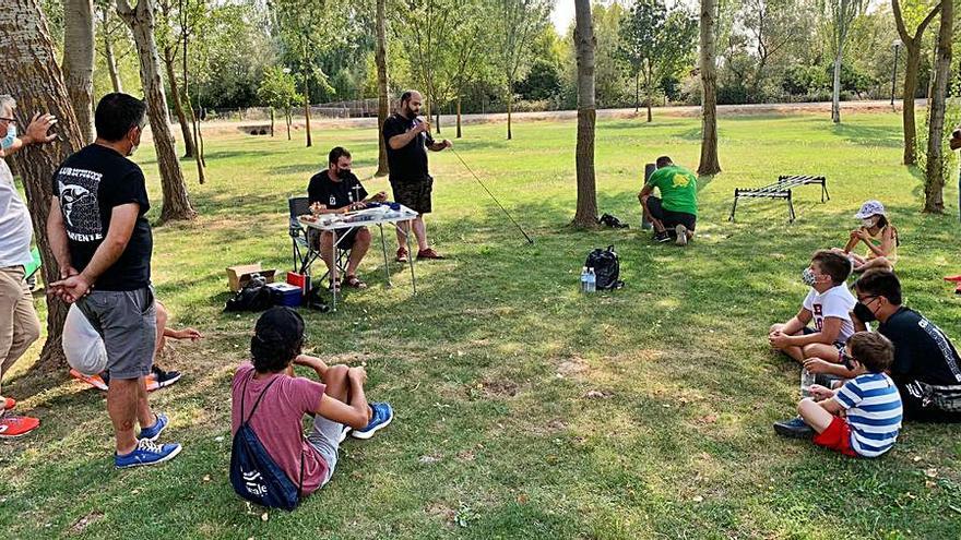 Los niños observan una de las técnicas. | Cedida