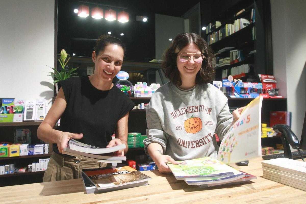 Ruth Martínez con una empleada de la librería.