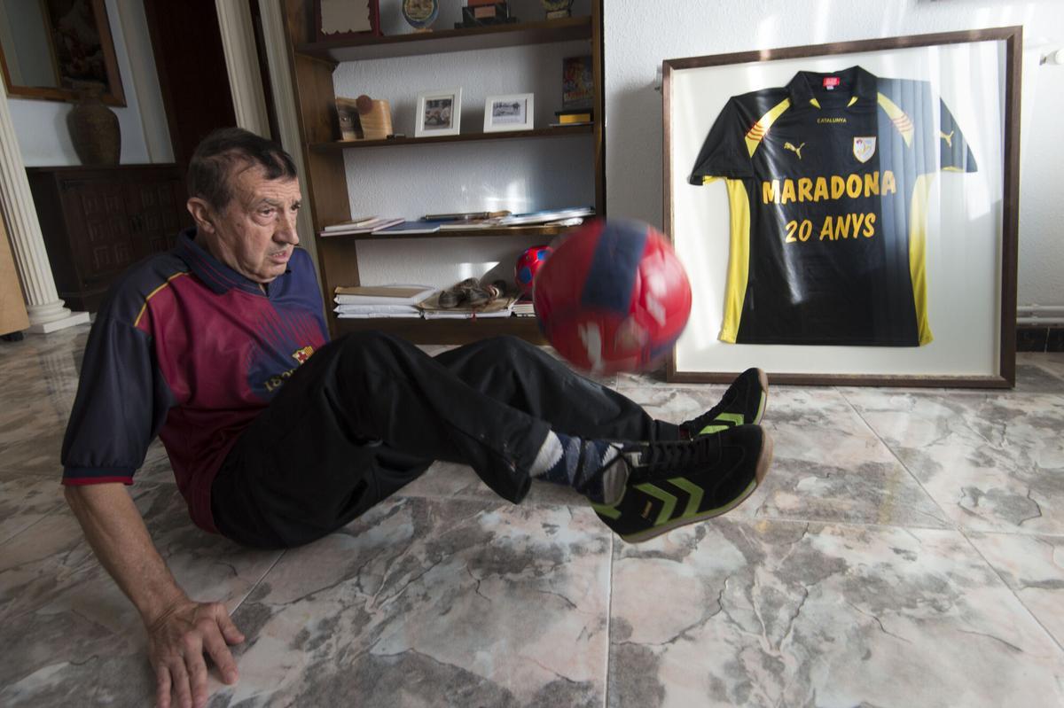 Santa Oliva (Baix Penedes). 16.10.2015. Barceloneando. Joan Sabate "El Maradona de la Rambla" en su casa rodeado de recuerdos. Foto: Joan Revillas. PUBLICADA EPC 29/10/2015 P 39