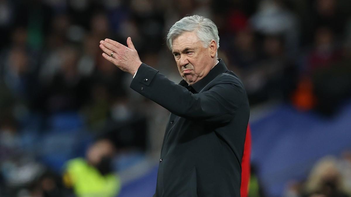 Ancelotti, con gesto torero en el Santiago Bernabéu