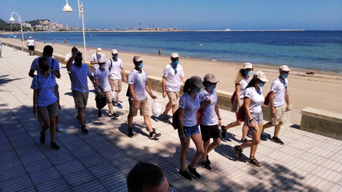 Los auxiliares de playas seguras durante la visita de Ximo Puig.